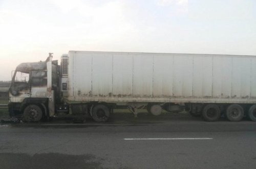 Yevlaxda yük maşını yanıb: Xəsarət alan var - FOTO