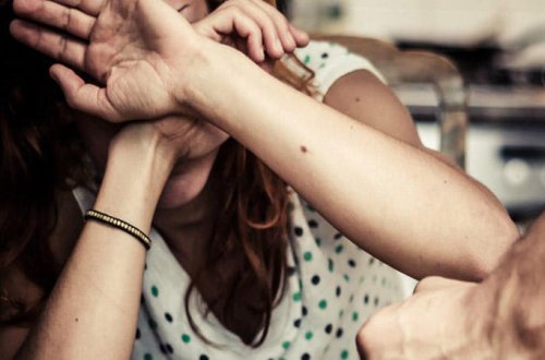 Arvadını döyüb öldürdü - Bakıda QƏTL