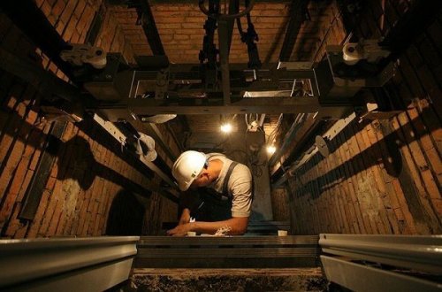 Bakıda 17 nəfər universitetin liftində qaldı