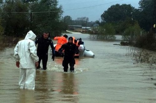 Türkiyədə sel hərbçiləri apardı: Ölən var - FOTO