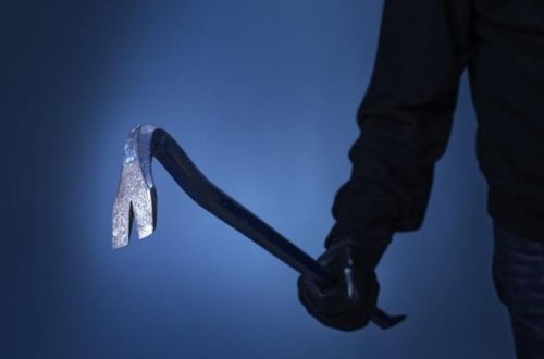 Cəlilabadda qudalar arasında QANLI DAVA - Oğlan atası tövlədə gizləndi