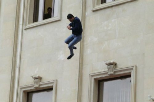 Bakıda dəhşətli intihar — Kişi özünü yaşadığı binanın damından atdı- YENİLƏNİB