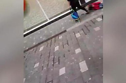 Qadın uşağı küçədə sürüdü - VIDEO