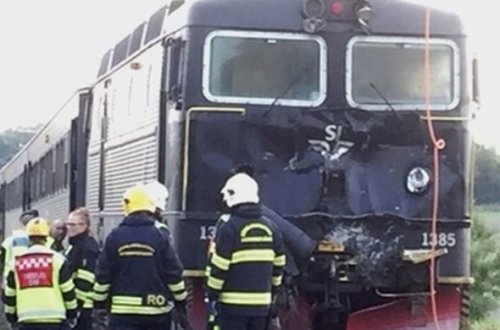 Finlandiyada sərnişin qatarı zirehli transportyor ilə toqquşub: Ölənlər var