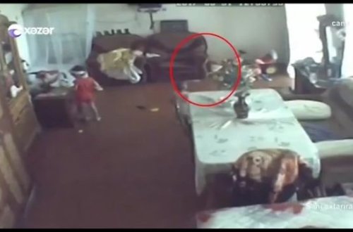 Azərbaycanda övladlarını vəhşicəsinə döyən ananın görüntüləri yayıldı - VİDEO