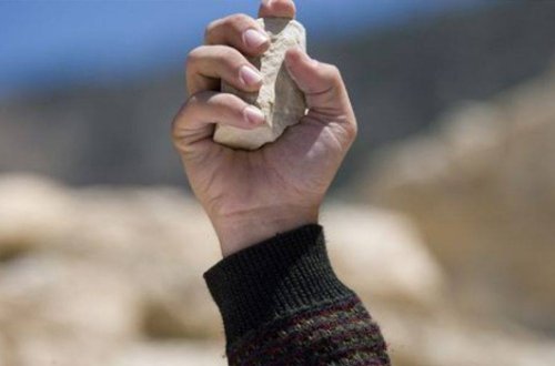 Afrikada xalq məhkəməsi — Azyaşlını zorlayan şəxsi daş-qalaq etdilər