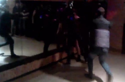 Barda soyunan 3 uşaq anasını döydülər - FOTO