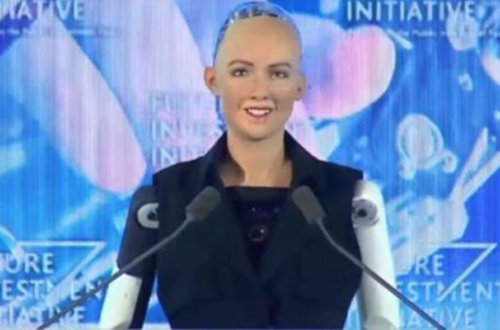 Səudiyyə robota vətəndaşlıq verərək tarixə düşdü - Video