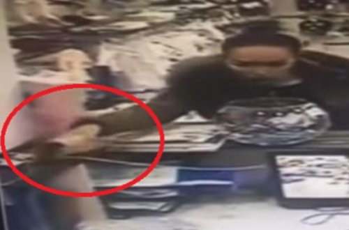 Bakıda mağazadan pul oğurluğu anbaan kameraya düşdü - VİDEO