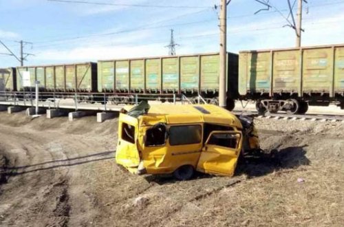 Bakıda yük avtomobili qatarla toqquşub