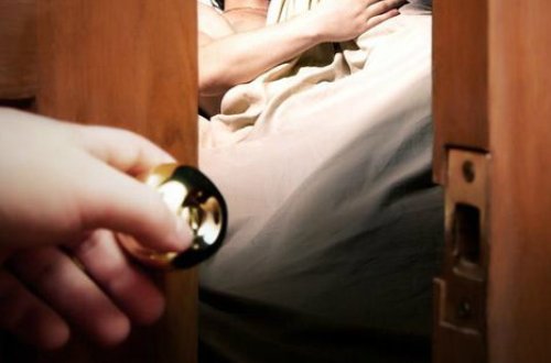 Bakıda BİABIRÇILIQ -kişi məşuqəsini xala qızı adıyla evə gətirdi - VİDEO