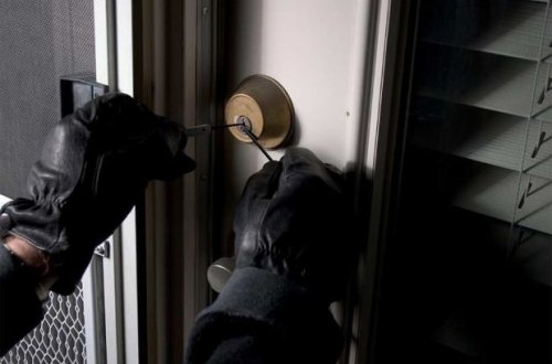 Bakıda avtomobildən 10 min manata yaxın pul oğurlanıb