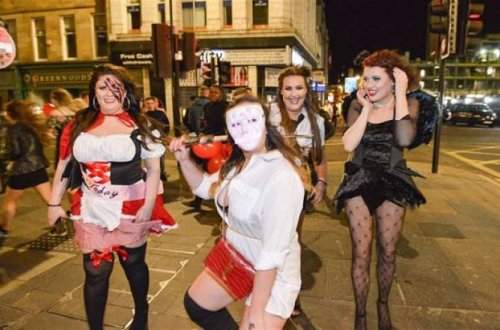 Qeyri-adi paltarlarda küçəyə çıxdılar - FOTOLAR