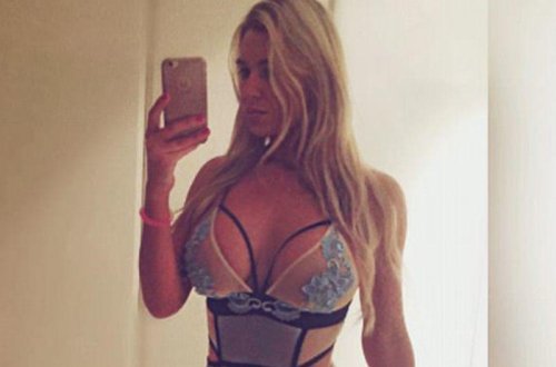 Yarıçılpaq fotolarını paylaşdı: 