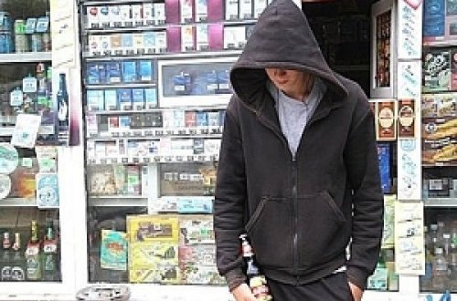 Bakıda köşkdən siqaret oğurlayan şəxs təhlükəsizlik kamerasına düşdü – VİDEO