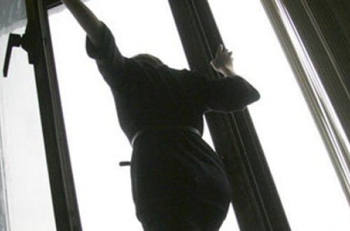 Gənc qız özünü 4-cü mərtəbədən atdı - 