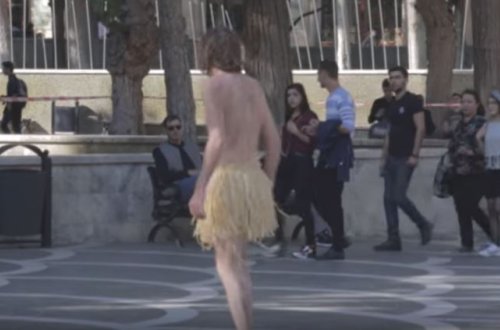 Daş dövrünün adamı Bakı küçələrində - Şok video