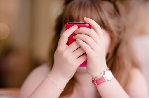 12 yaşlı qız sinif yoldaşlarına çılpaq şəkillərini göndərdi, saxlanıldı - FOTO