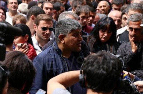 Ermənistan parlamentinin qarşısında aksiya keçirildi