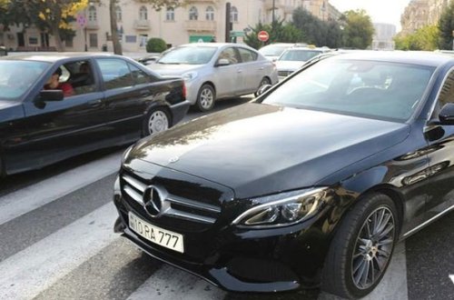 Bakıda avtomobil qadını piyada keçidində vurdu – FOTO