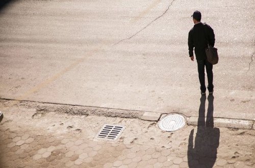 Bakıda yaşlı kişi özünü avtomobilin altına atdı – VİDEO