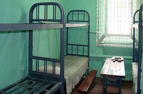 Həbsdə olan məktəb direktoru öldü