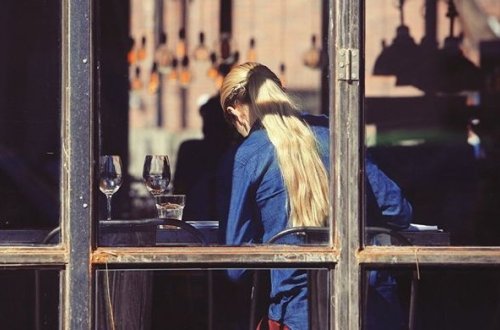 Bakıda oğlan ofisiant işləyən qohumunu bıçaqladı