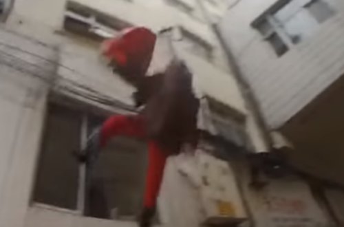 89 yaşlı qadın özünü binadan atdı - VİDEO