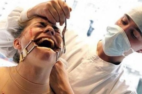 Qadın camaatın gözü önündə özünə işgəncə etdi - FOTOLAR