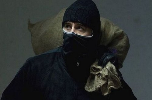 Yaşlı qadını döyüb, evindən pulunu apardılar – VİDEO