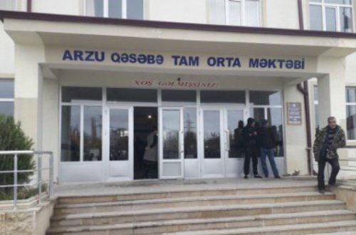 Şagirdin dodağından öpən məktəb direktoru barəsində cinayət işi başlandı