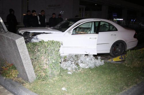 Bakıda sürücü yuxuladı, maşını reklam lövhəsinə çırpdı