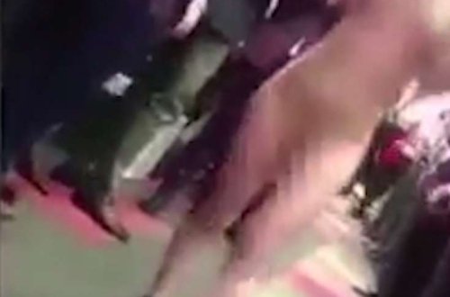 Pul üçün hamının gözləri qarşısında çılpaq soyundu - VİDEO