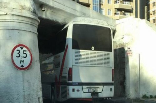 Bakıda sərnişin avtobusu körpüyə ilişdi – FOTO