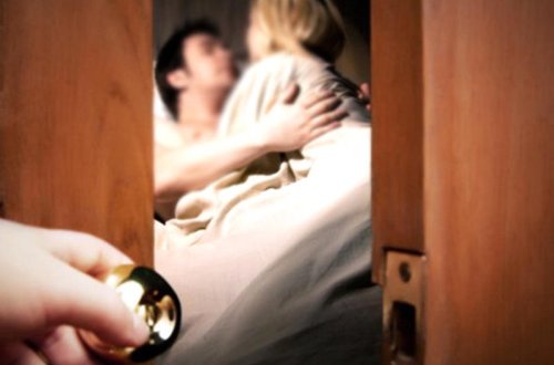 Barda kişilərlə tanış olur, evə gətirir, əri və qaynı yataqda yaxalayır - Film kimi cinayət