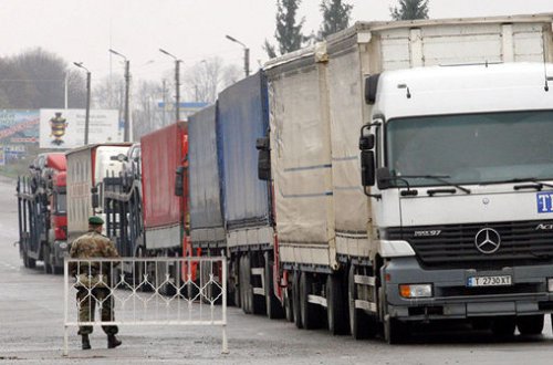 Sürücülərin etirazlarından sonra gömrük əməkdaşı işdən çıxarıldı