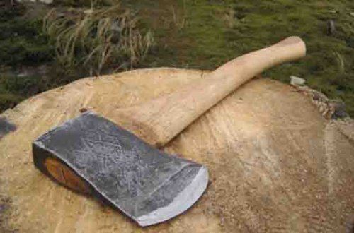 Qız atasını baltalayıb - Bakıda