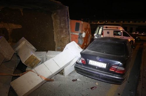 Bakıda “Kamaz” avtomobilin üzərinə aşdı – FOTO