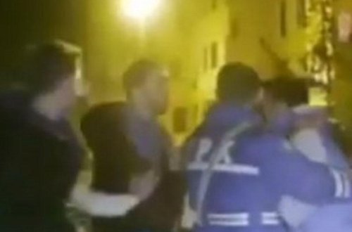 Bakıda polis 15 nəfərin döydüyü 2 gənci belə xilas etdi - VİDEO