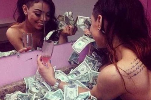 Soyunub qazanan qadınlar pullarını göstərir - FOTO