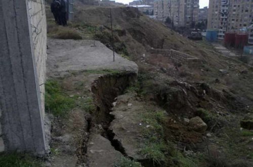 Bakıda uçqun - Torpaq altında qalan var