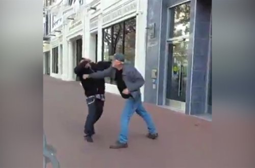 Yaşlı kişidən gənc oğlana inanılmaz zərbə - Video