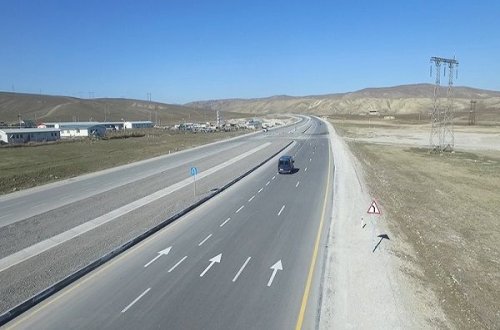 Salyanda şirkət avtomobili dirəyə çırpıldı: Ölən var