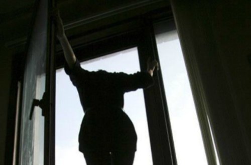 Bakıda qadın özünü beşinci mərtəbədən yerə atdı