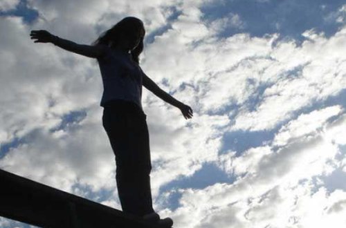 Azərbaycanda tələbə qız özünü binadan atıb