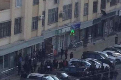 Bakıda İNANILMAZ HADİSƏ - Binadan bahalı avtomobilin üzərinə paltaryuyan maşın atdılar - FOTO