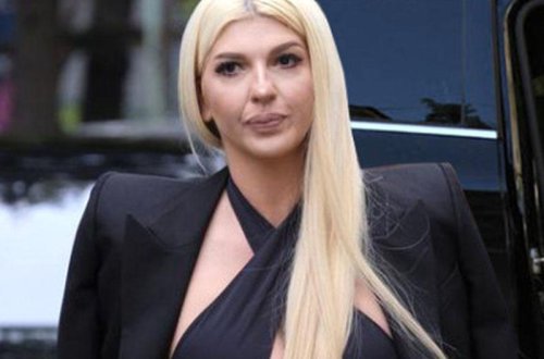 Məşhur müğənniyə maşınında iki nəfər təcavüz etdi - FOTO