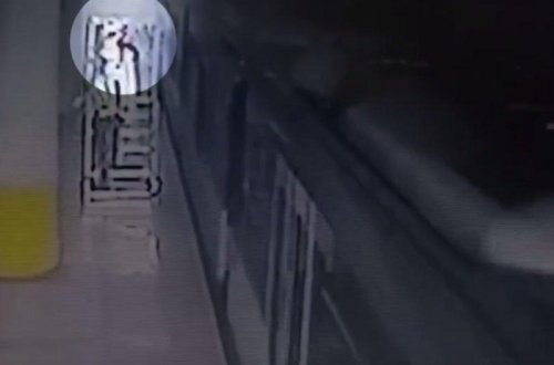 Qatarla platforma arasında qalan qadının qolu qopdu - VİDEO