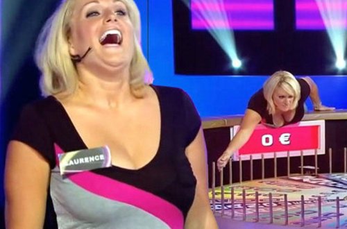 Verilişə çıxan qadının dekoltesi aparıcıya çətin anlar yaşatdı - VİDEO