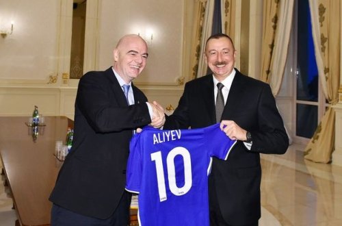 FIFA-nın prezidenti İlham Əliyevə hədiyyə verdi - FOTO